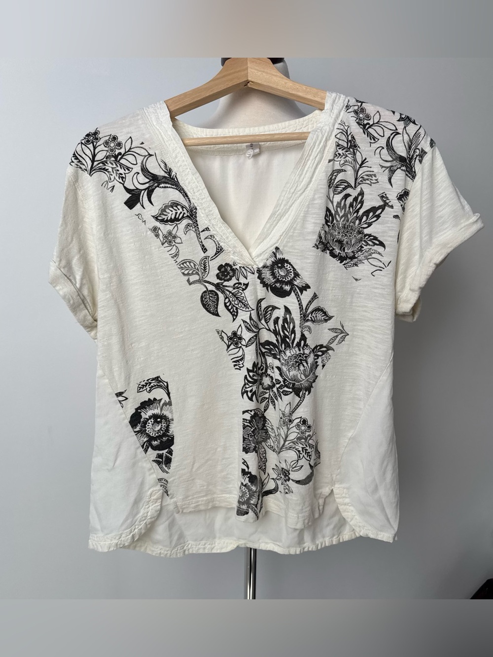 Daily Practice V-Neck Short Sleeve Floral Print Tee in Off-White and Black